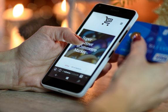 oroCommerce shopping with smart phone and credit card, Quelle: pixabay.com