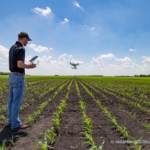 Digitalisierung Landwirtschaft, Bauer Tablet Drohne Feld, Quelle Nolanberg11